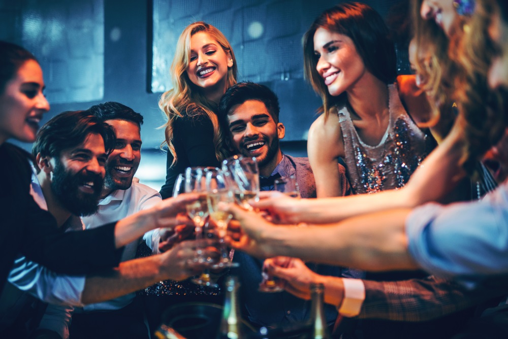 Ragazzi che brindano all'Happy Hour