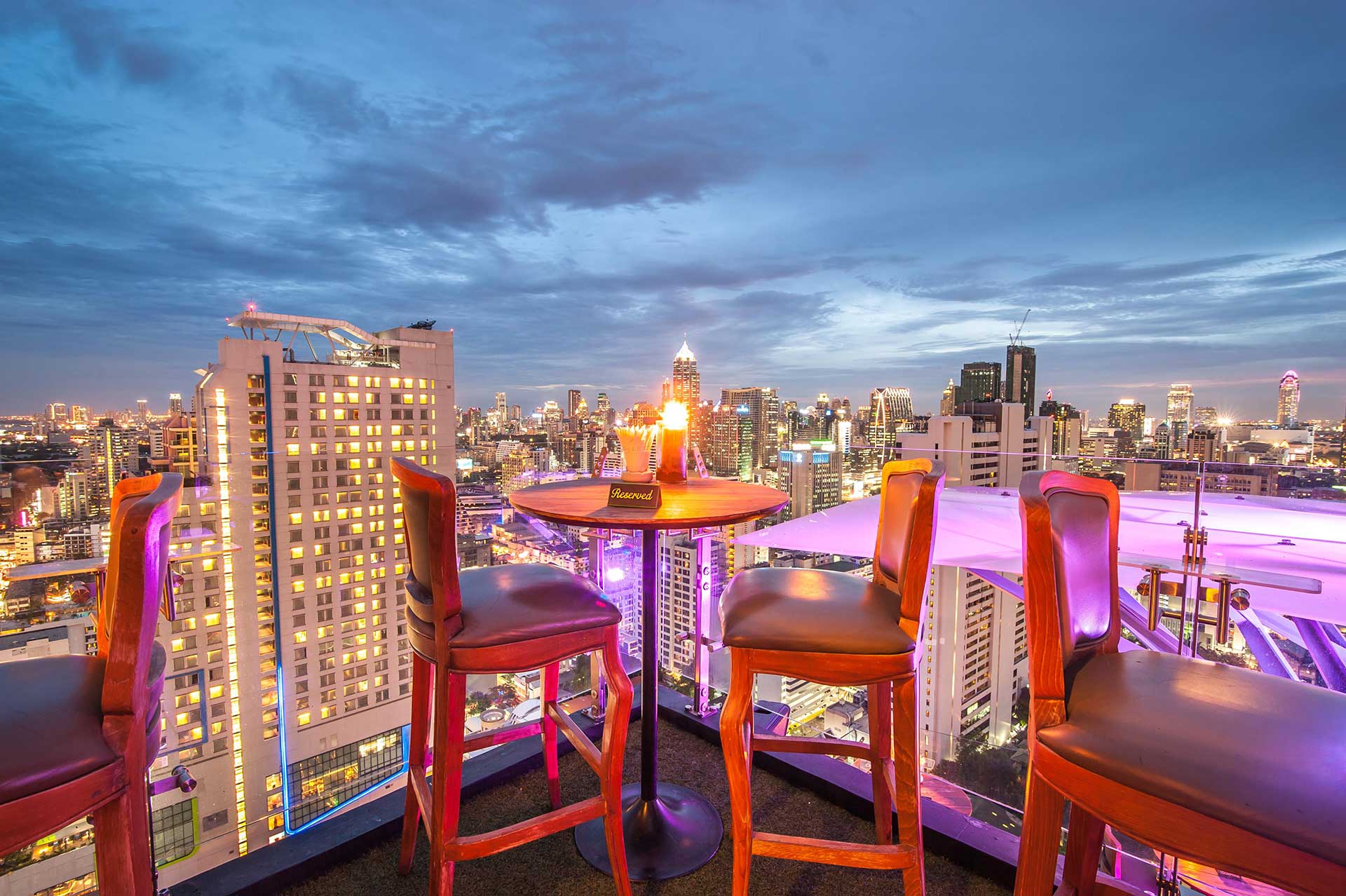 aperitivo sulla terrazza del bar più alto al mondo
