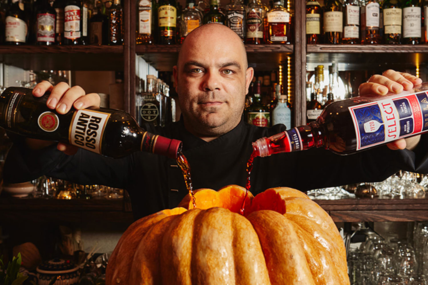 Cocktail Halloween Jack-o’-Lantern preparato da Fabio Camboni con Rosso Antico e Select Bitter in una zucca autunnale