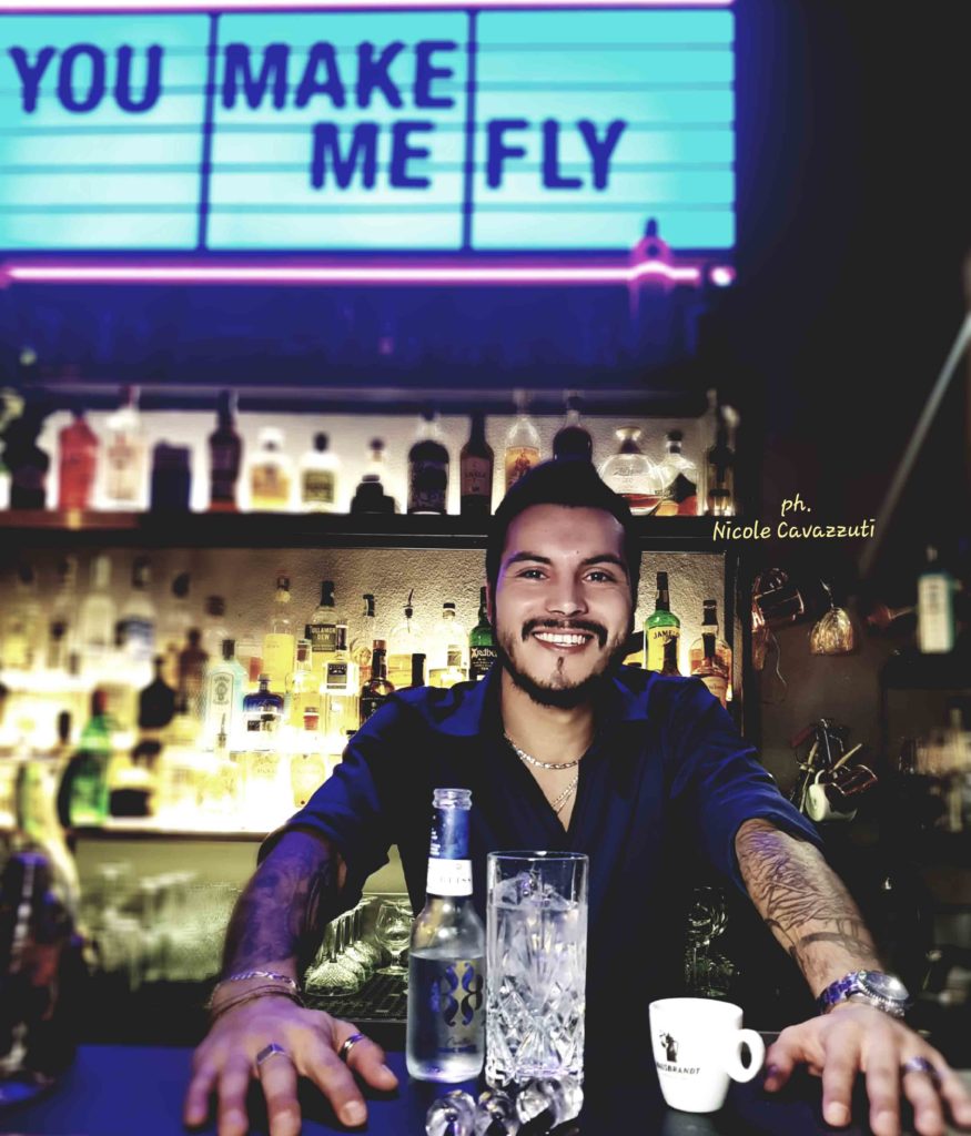 un barman al bancone del bar