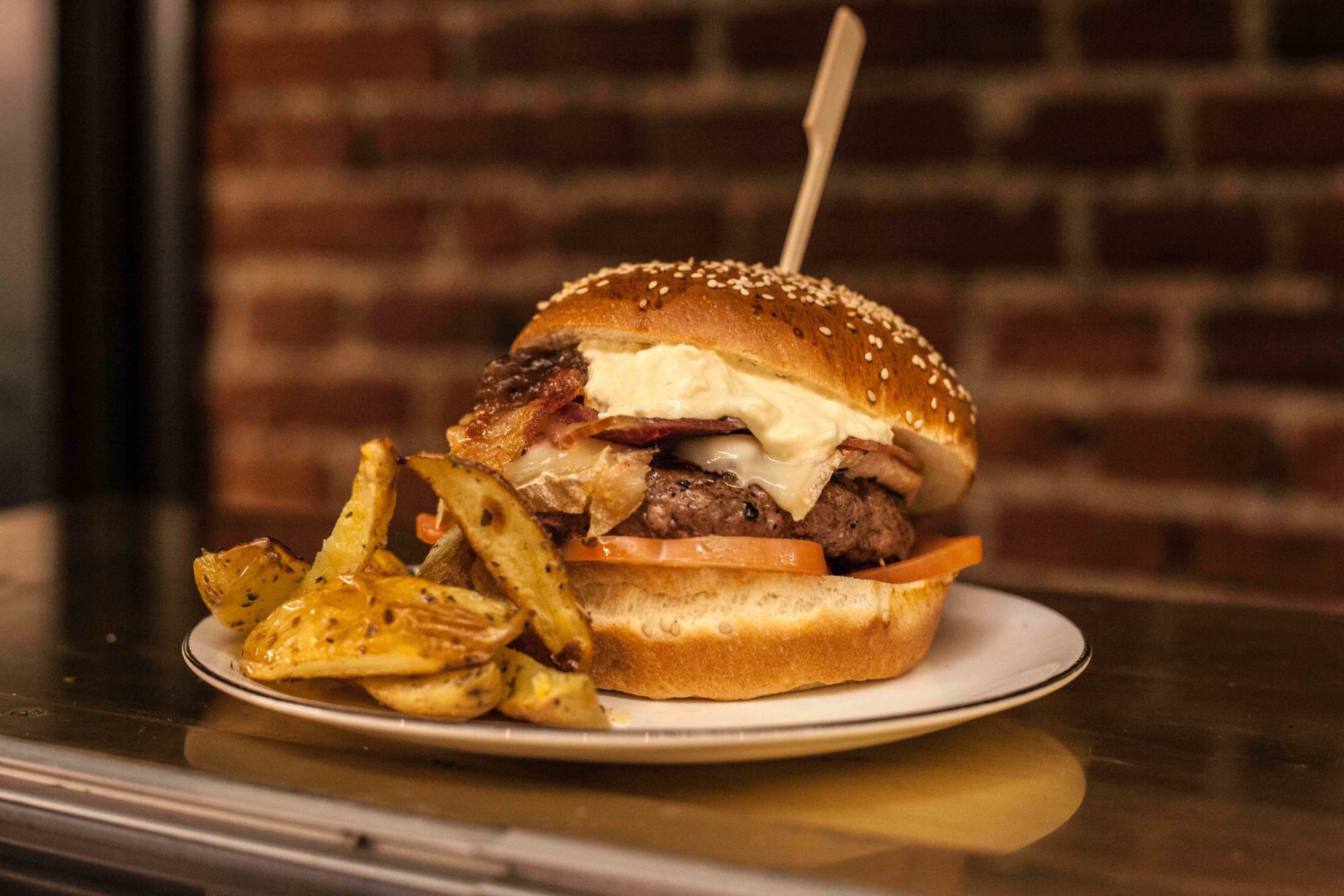 hamburger con patate fritte