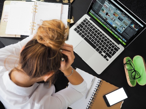 donna davanti al computer con stress da lavoro