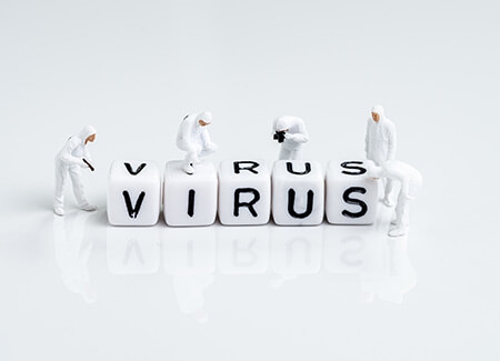 dadi con scritta virus