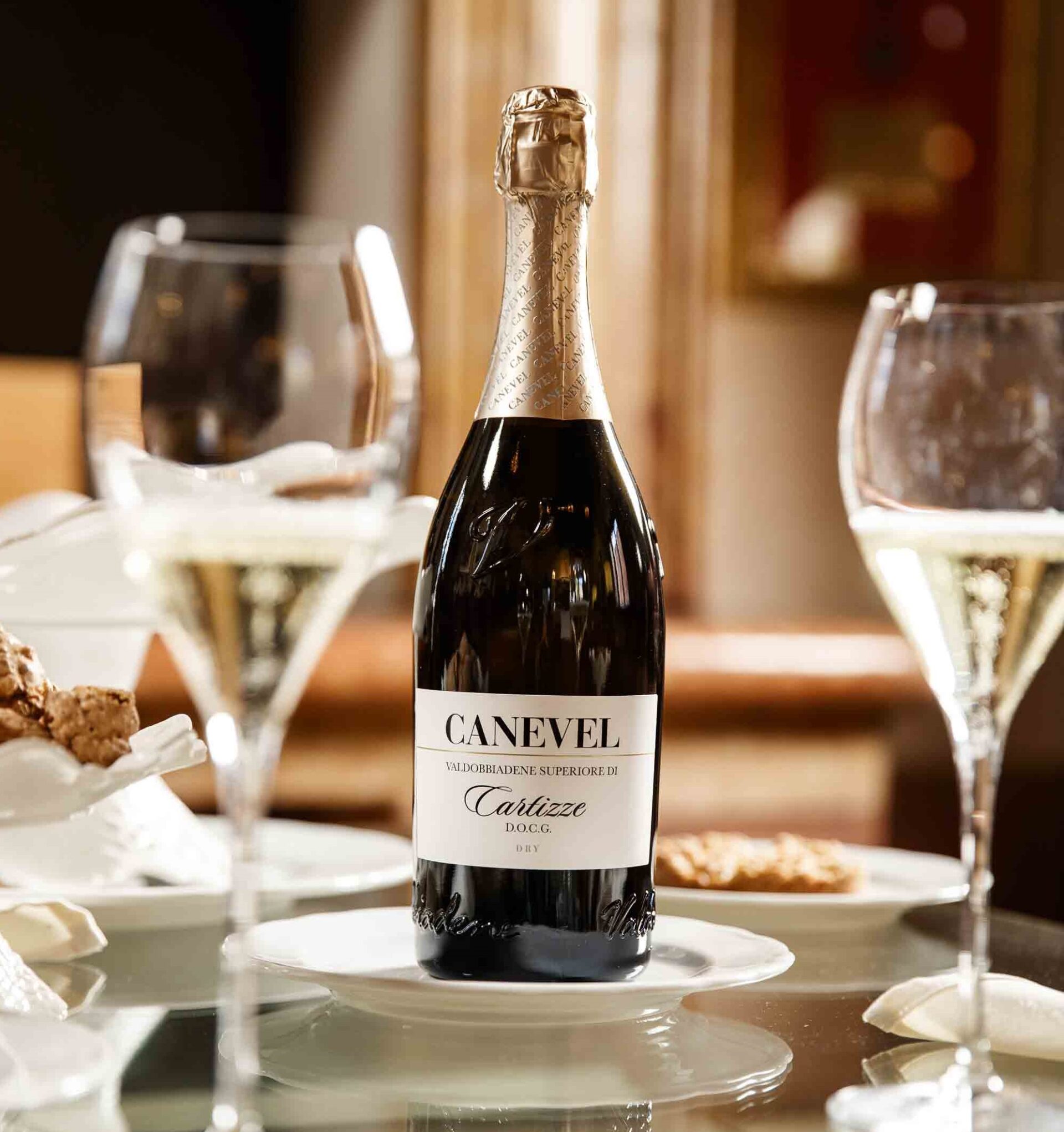 Bottiglia di prosecco con 2 bicchieri