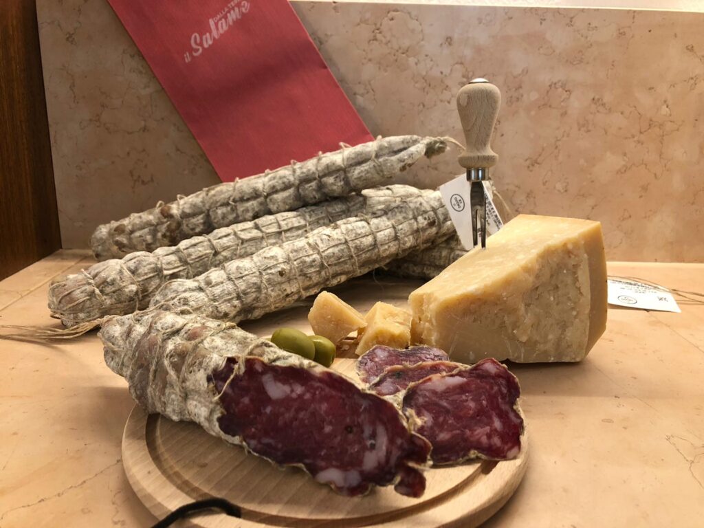 Tagliere con salame e formaggio
