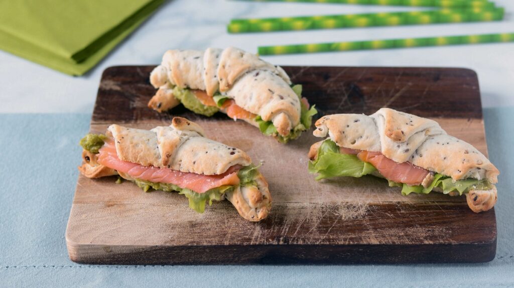 Cornetti salati con salmone e guacamole