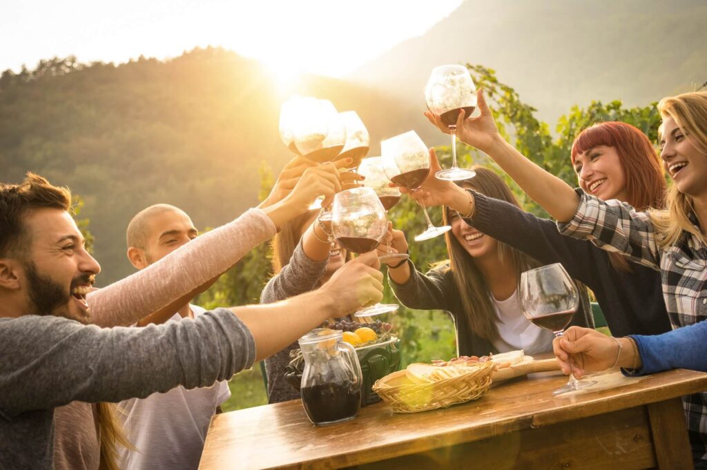 Millenials, brindisi bicchieri di vino