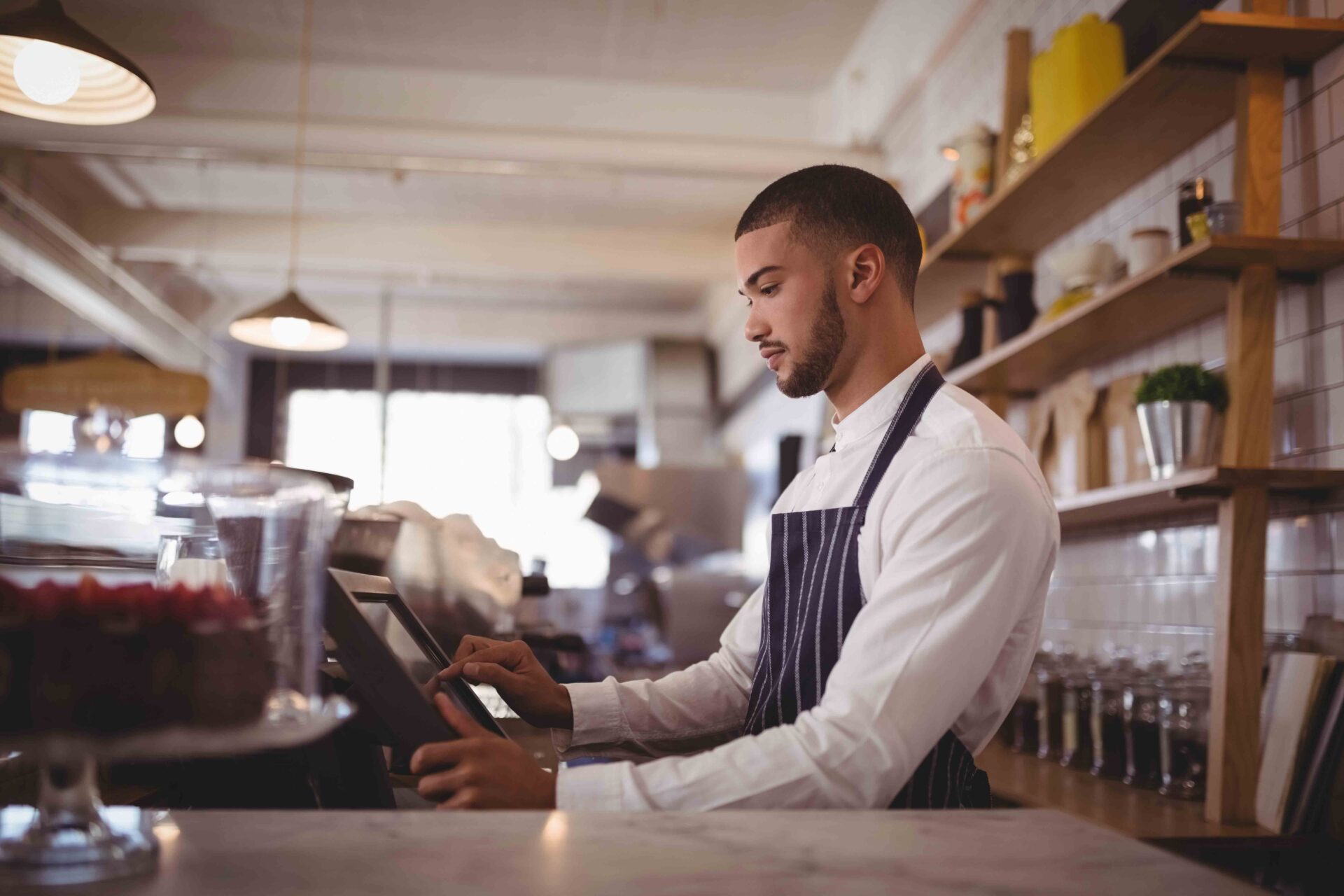 Barista al bancone del bar