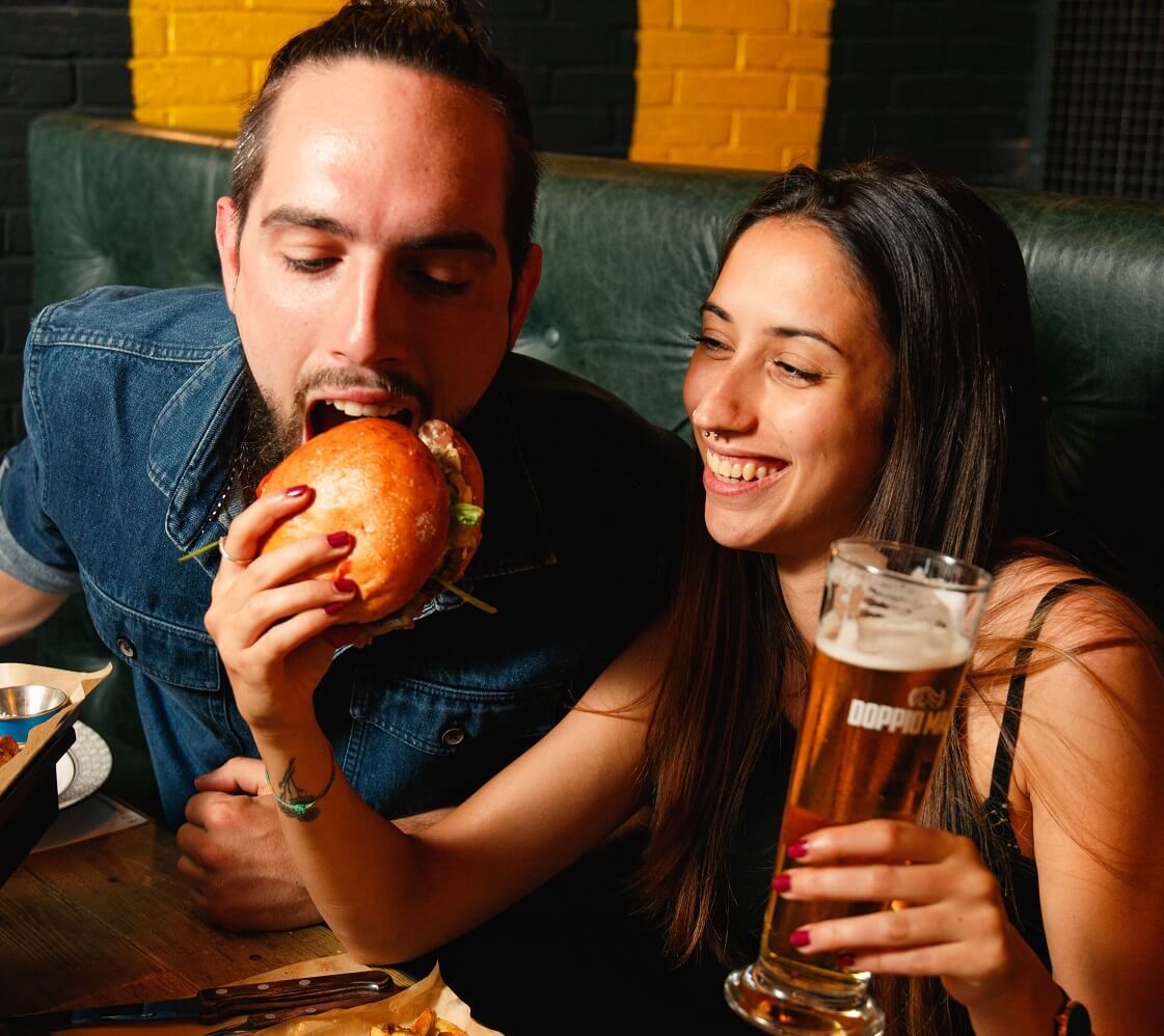 DoppioMalto, persone felici con birra