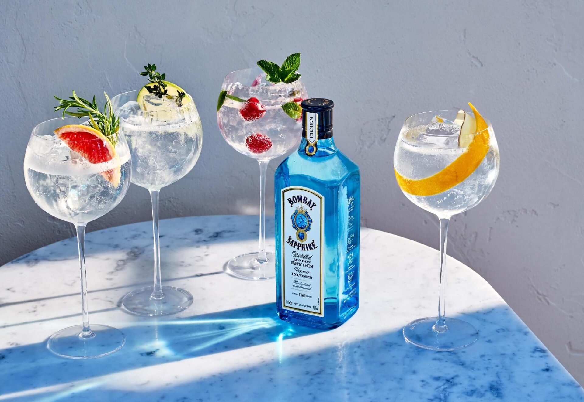 Bombay Shapphire Gin & Tonic Twist, bottiglia e drink