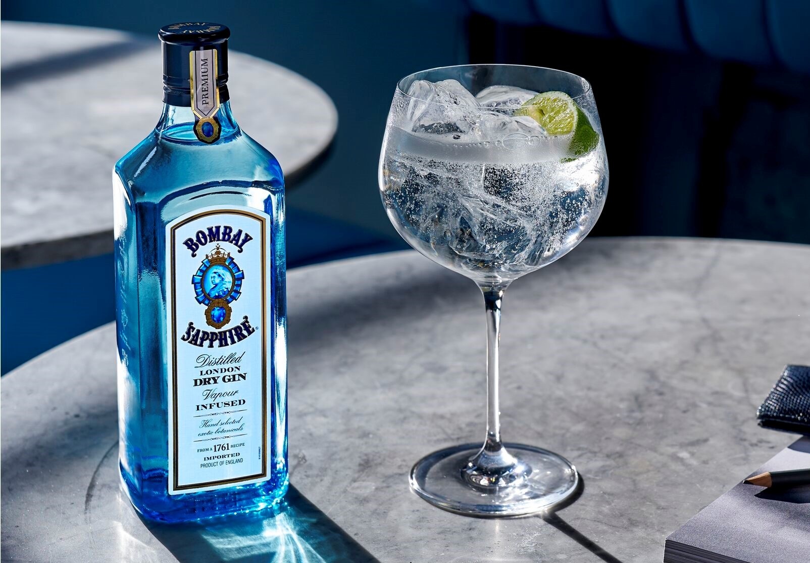 Bombay Shappire, gin, bicchiere e bottiglia