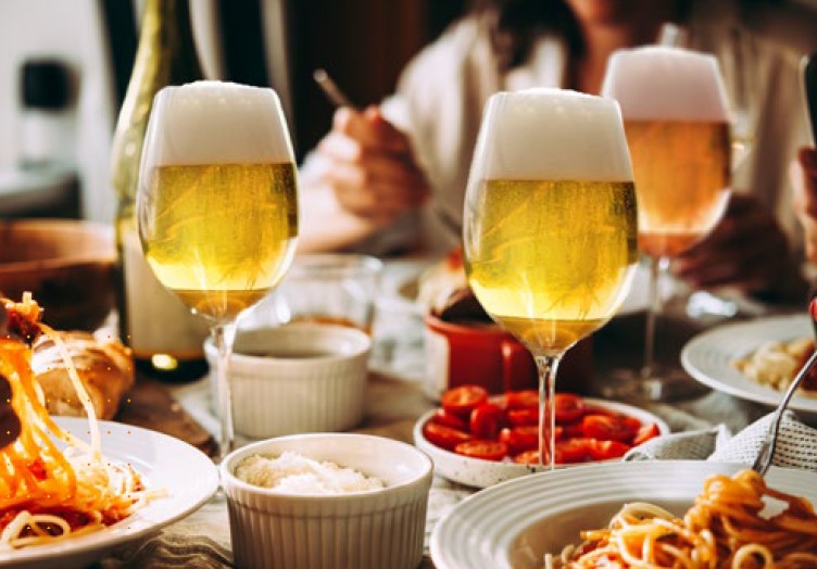 birra in tavola cibo
