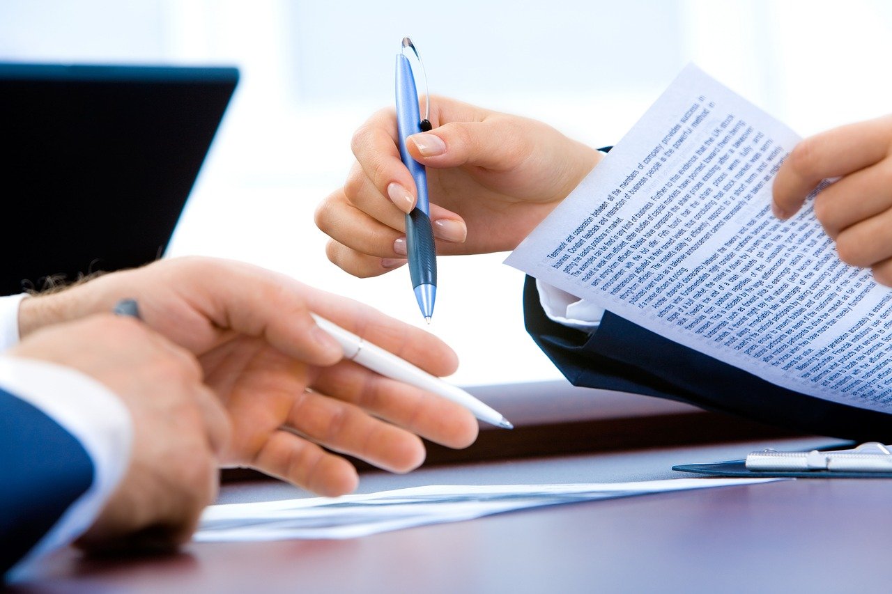 lavoratore che compila documenti