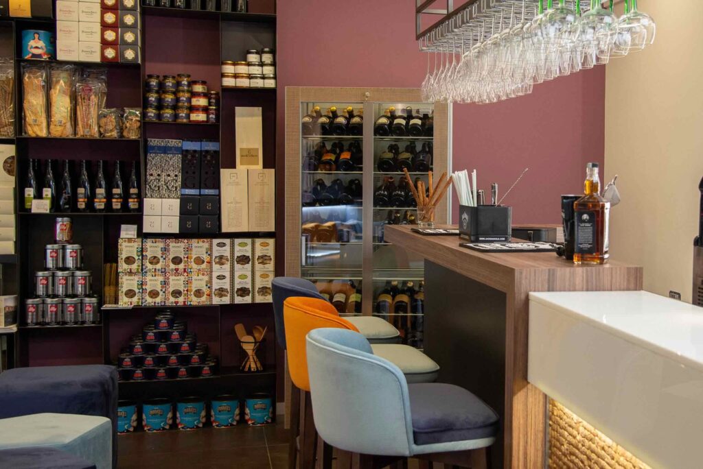 Interno del Cardinal Cafè & Champagne