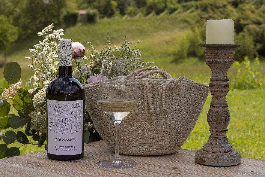Pinot Grigio bottiglia etichetta e calice