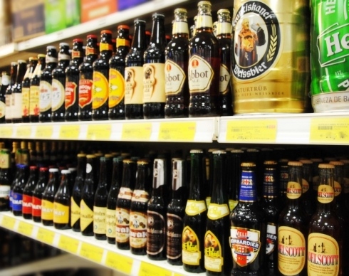 Birra artigianale e industriale, scaffale al supermercato
