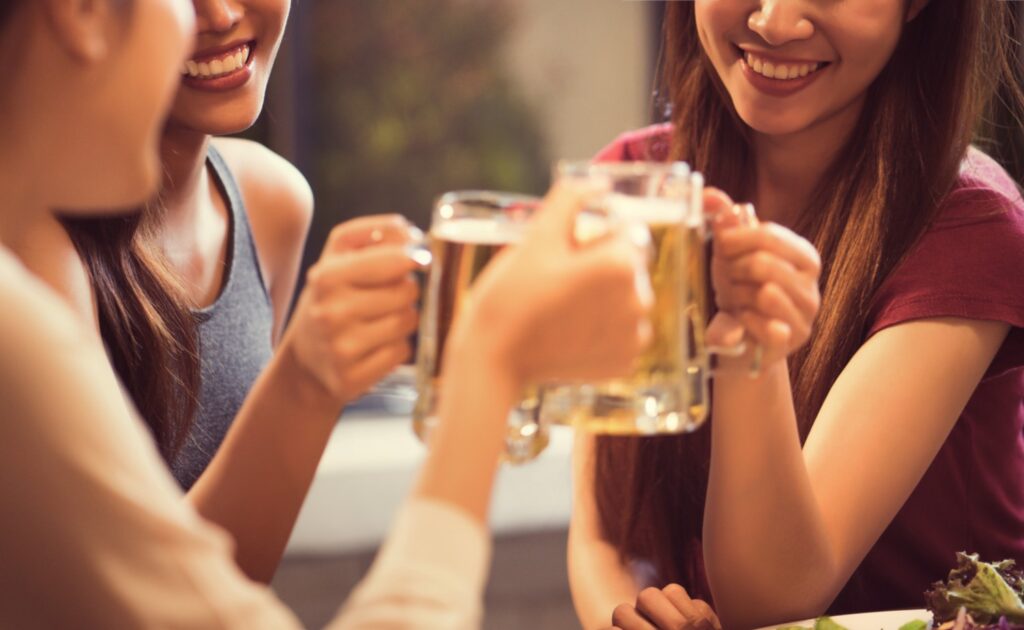 boccali di birra, donne
