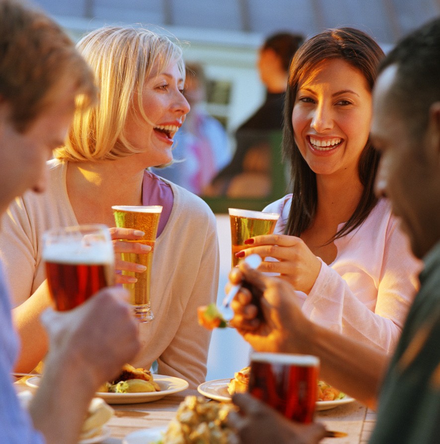 donne con bicchieri di birra