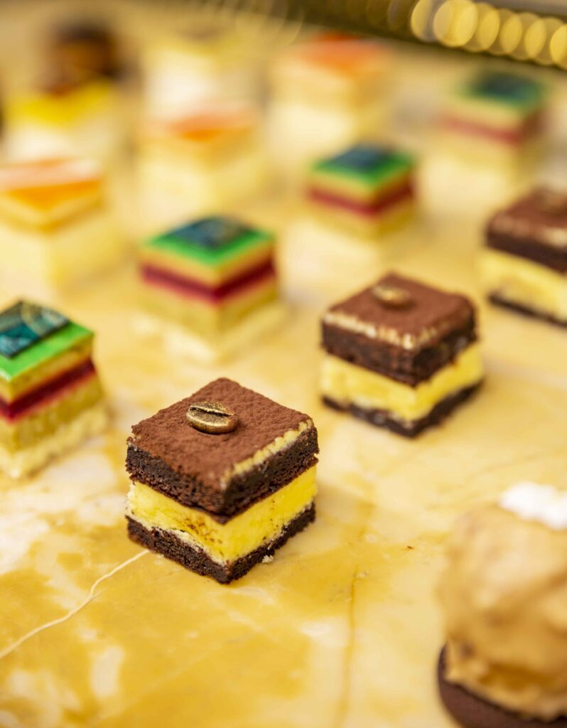 piccola pasticceria, praline e dessert al cucchiaio