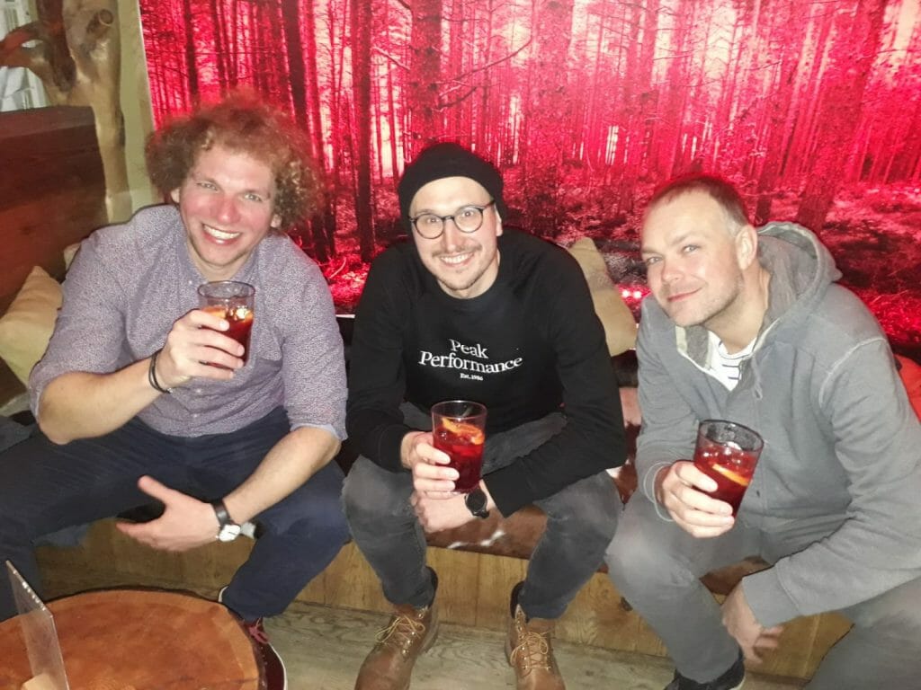 ragazzi con drink all'Altrove