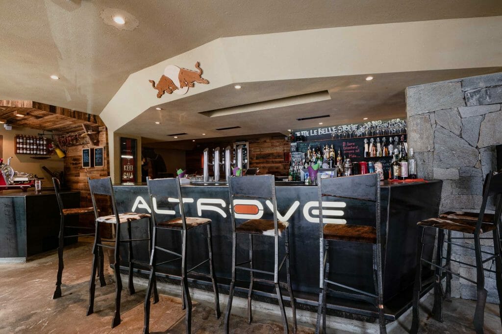 Altrove, bancone interno