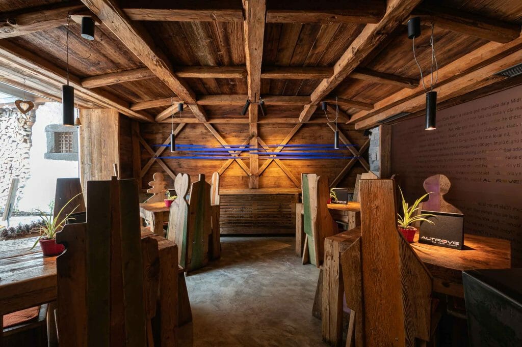 Altrove, sala interna in legno