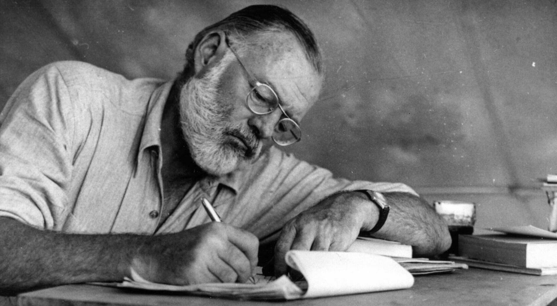 Ernest Hemingway,scrittore e giornalista statunitense,premio nobel per la letteratura.