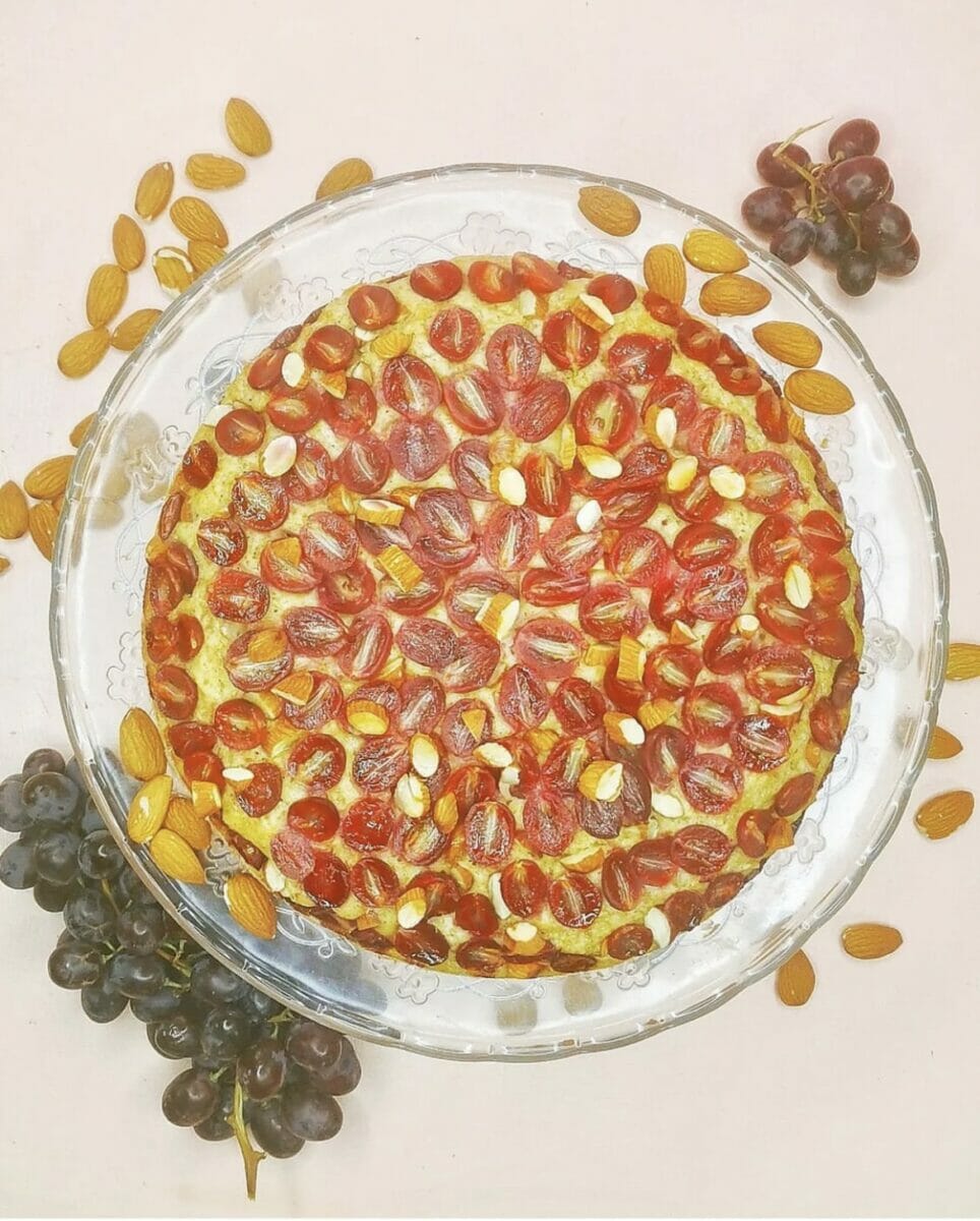 Torta all'olio d'oliva, con uva rossa e mandorle