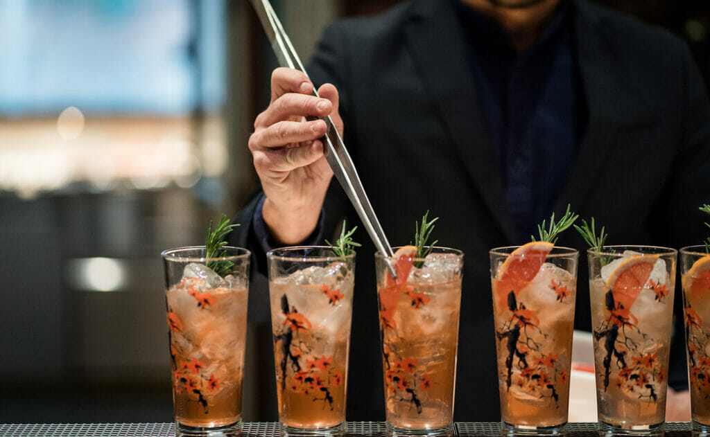cocktail con rosmarino e arancia