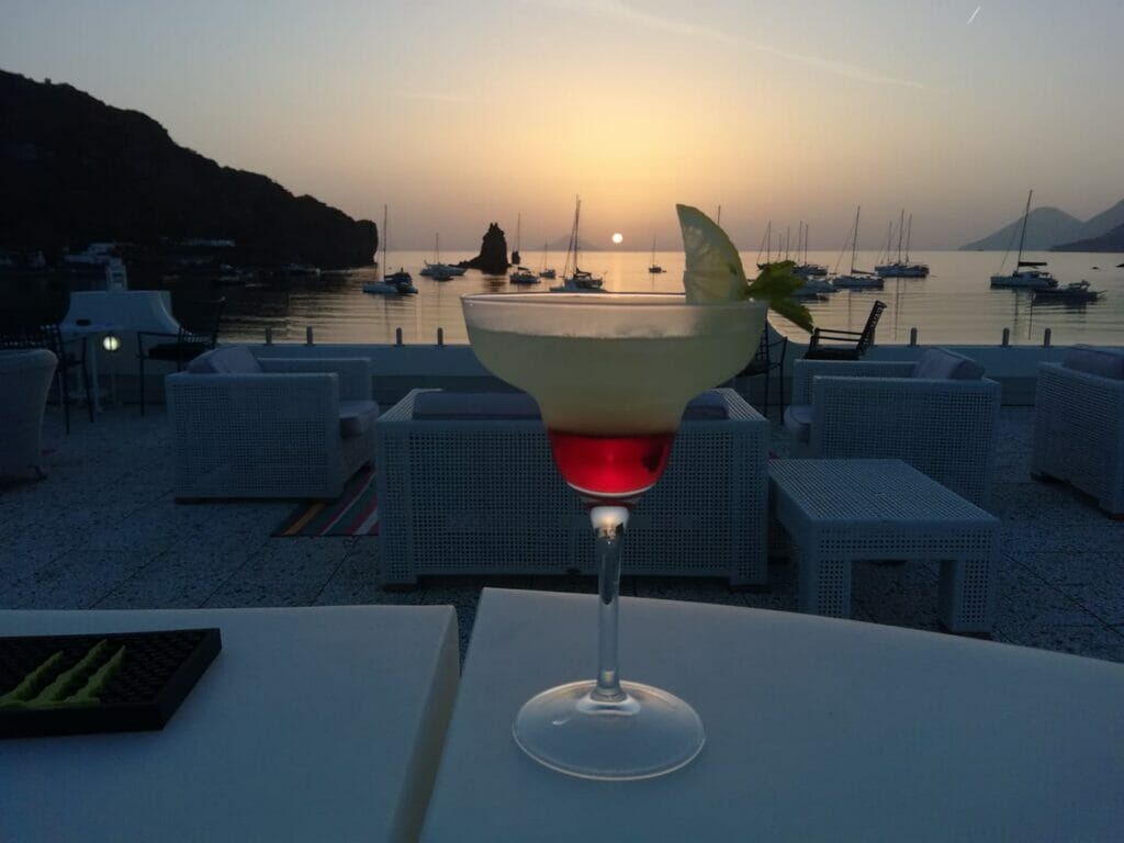 Cocktail con sfondo marittimo