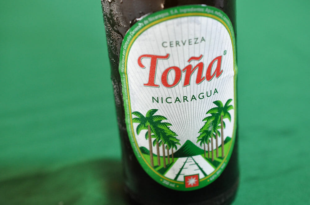 bottiglia di birra lager Toña