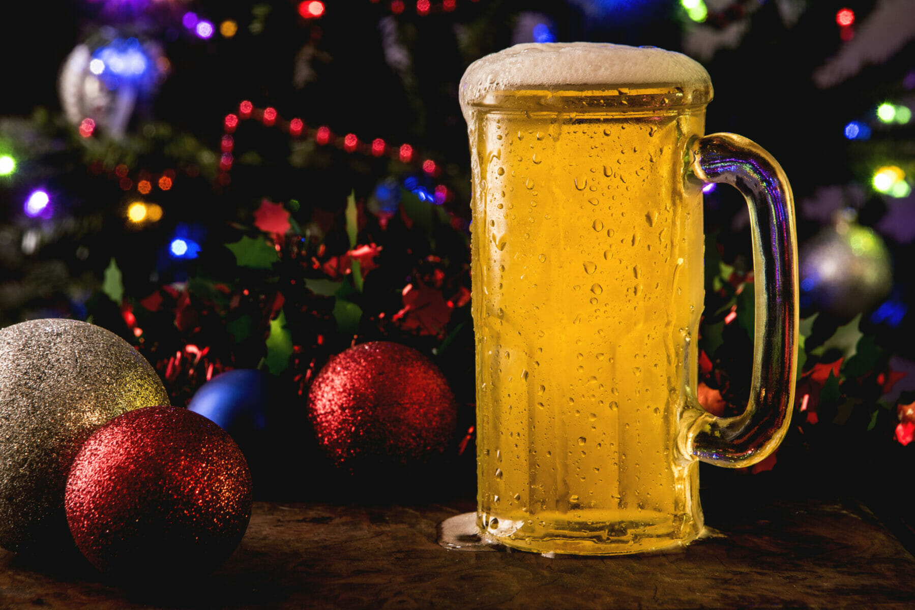 birra sotto l'albero di Natale