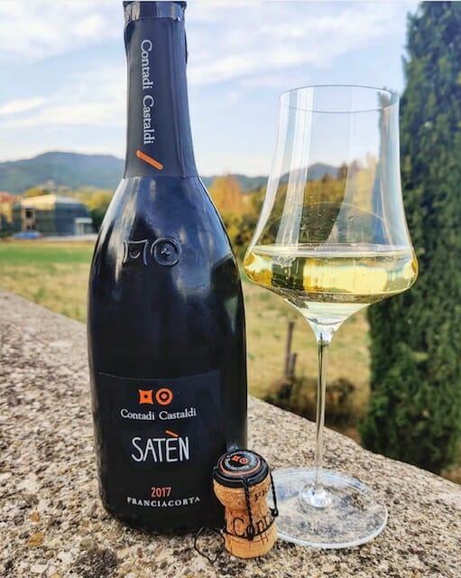 bottiglia e calice di vino del Franciacorta Satèn Contadi Castaldi