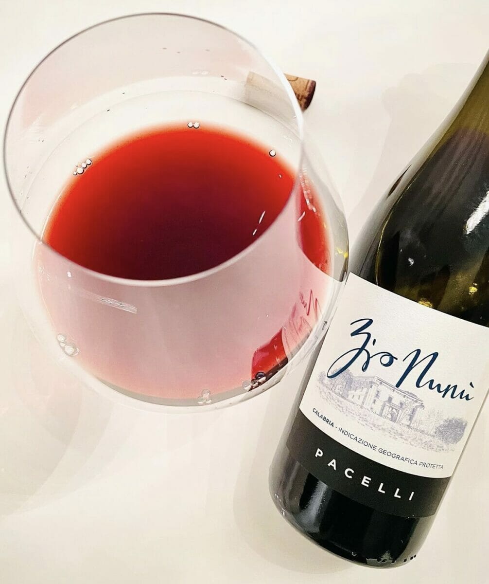 bottiglia e calice vino rosso Zio Nunù, Tenute Pacelli
