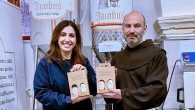 persone con in mano bottiglie birra acobus,
