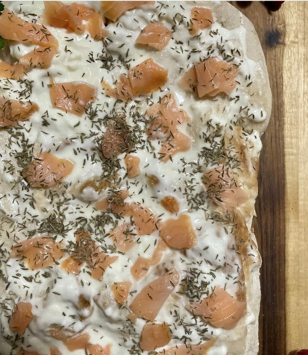 Pinsa croccante con salmone affumicato, stracchino e aneto