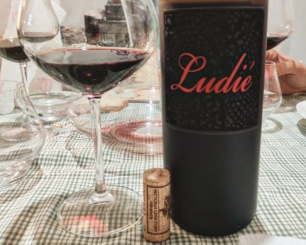 bottiglia e calice vino Chianti Rufina Ludié 2009 della Fattoria Lavacchio