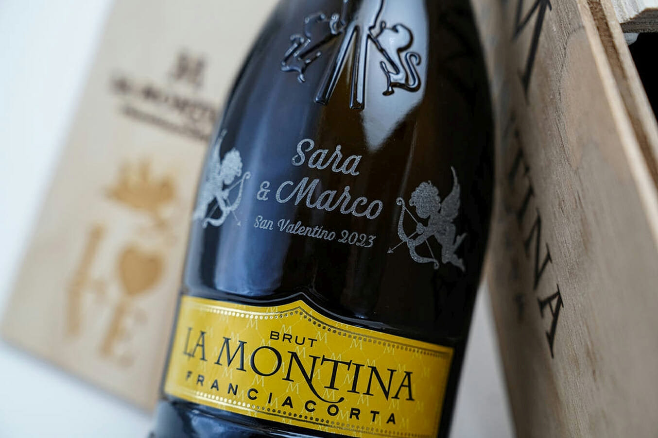 bottiglia di Franciacorta con incisioni