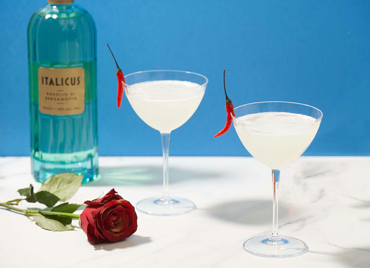 due cocktail in coppa di vetro per festeggiare San Valentino