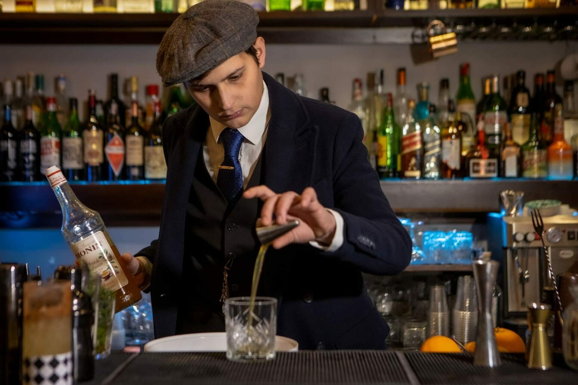 Barman Vincenzo Cappello nella preparazione di un cocktail