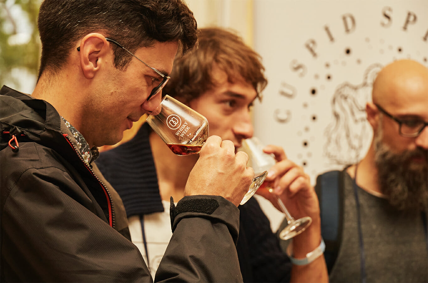 persone che degustano whisky