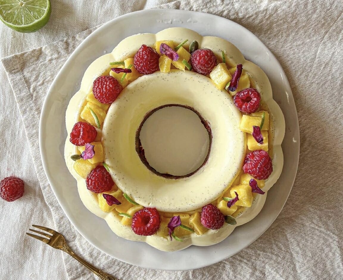 torta Bavarese alla vaniglia, lamponi e mango