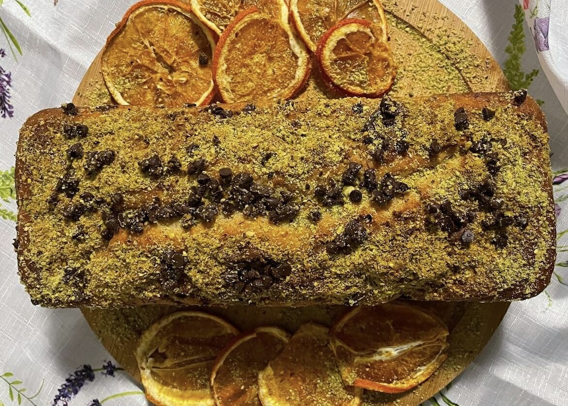 Plumcake allo yogurt con gocce di cioccolato e pistacchio