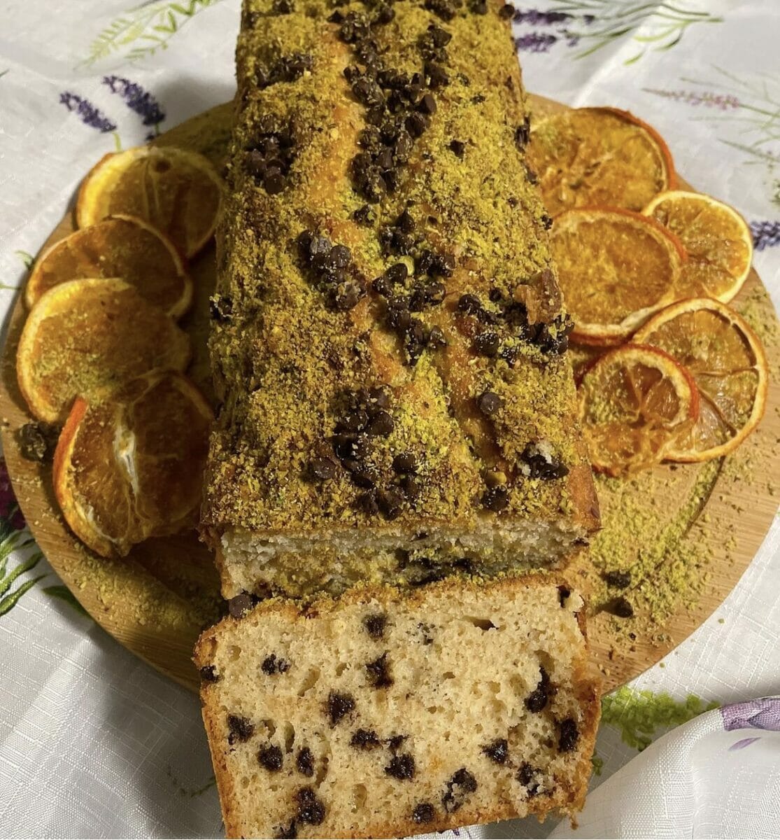 Plumcake allo yogurt con gocce di cioccolato e pistacchio
