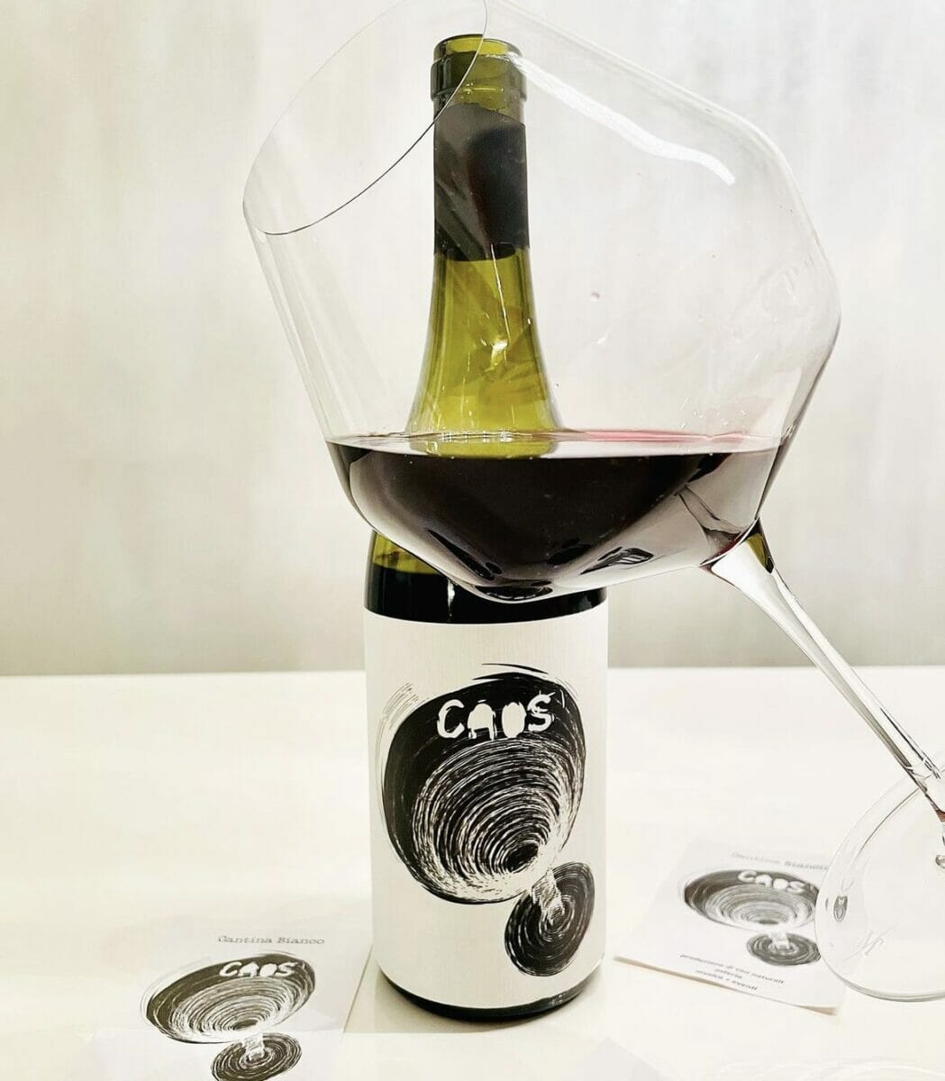 Il vino rosso Caos della cantina Bianco