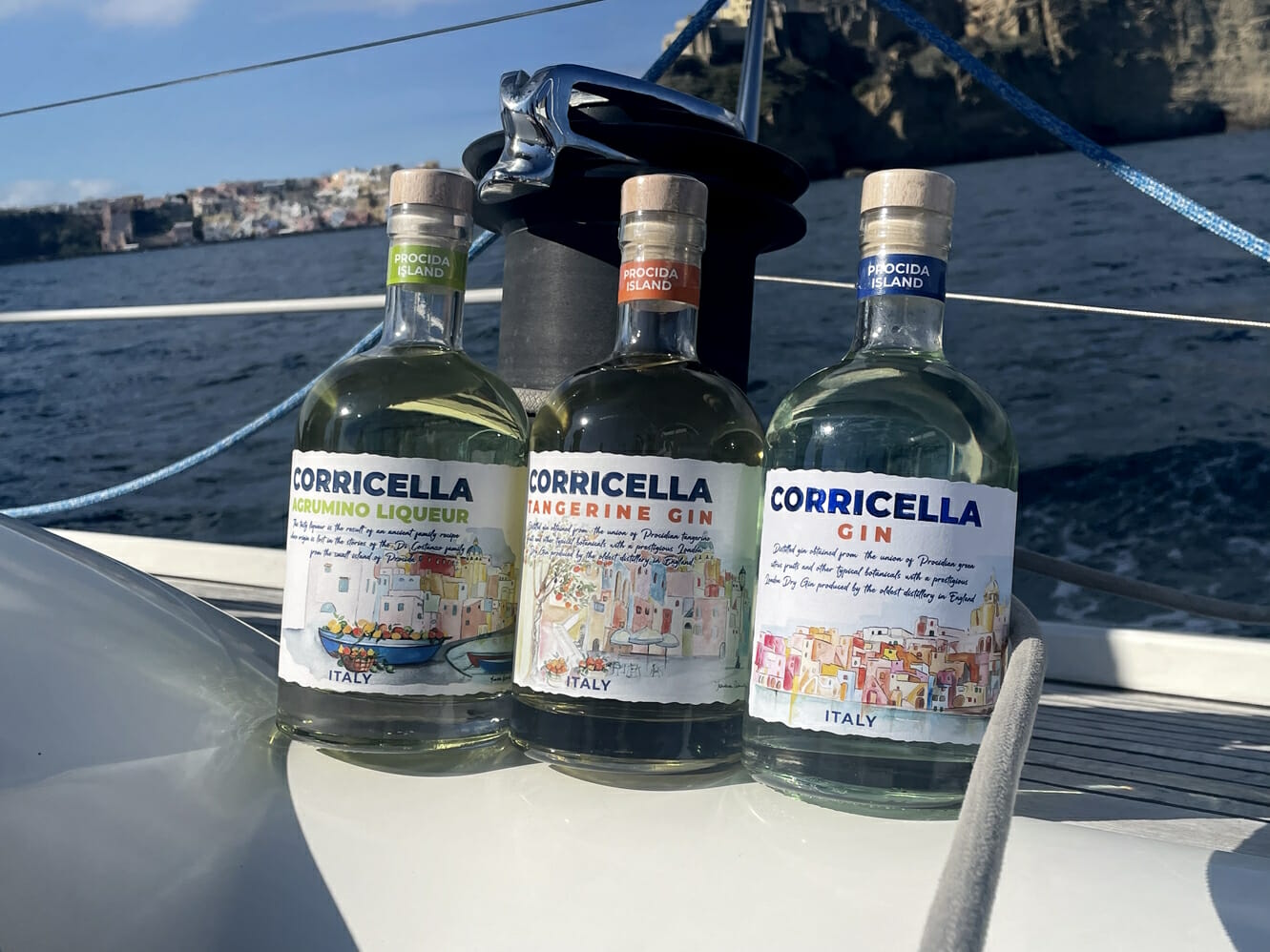 bottiglie di gin con mare nello sfondo