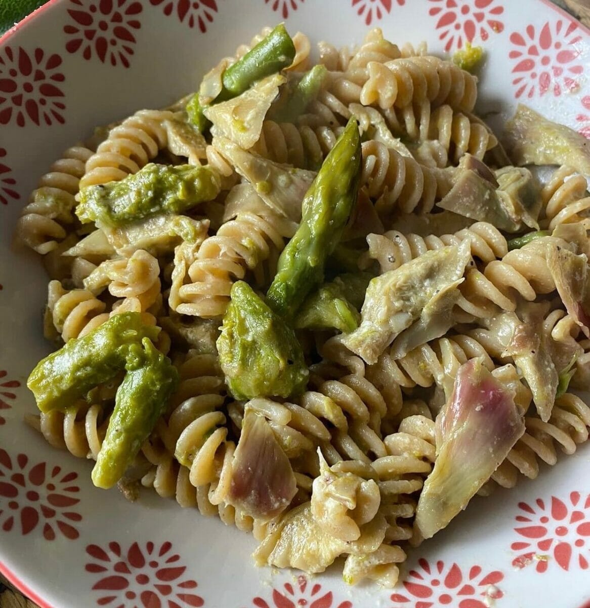 Fusilli cremosi con asparagi e carciofi