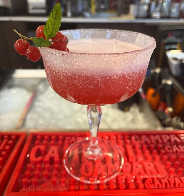 Cocktail rosso con ribes
