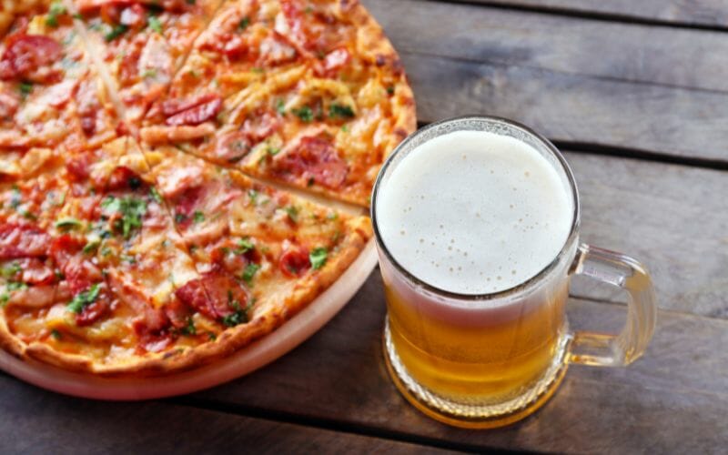 boccale birra e pizza