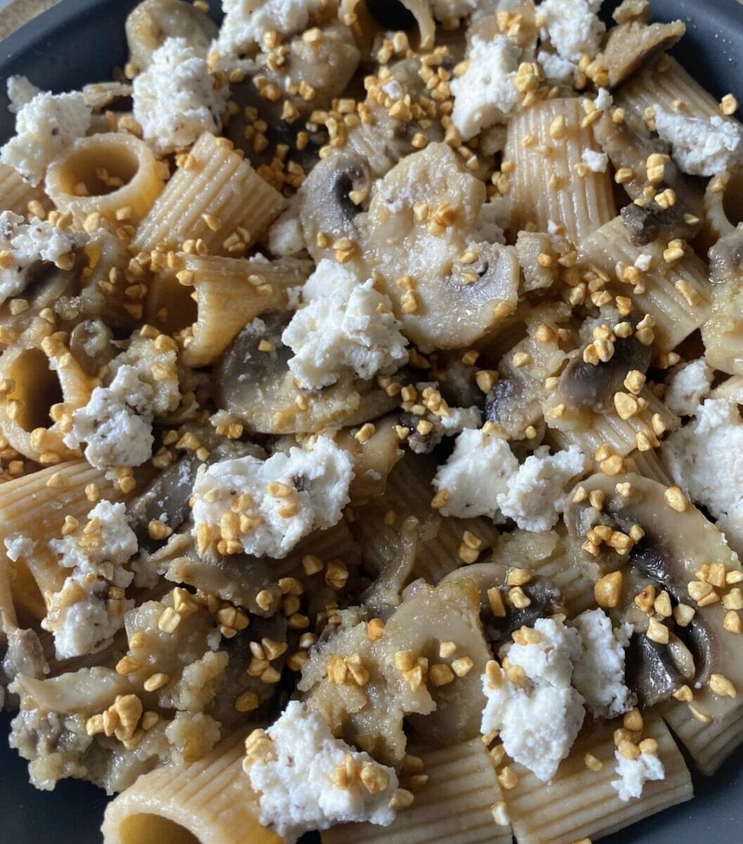 Pasta con ricotta, funghi e nocciole